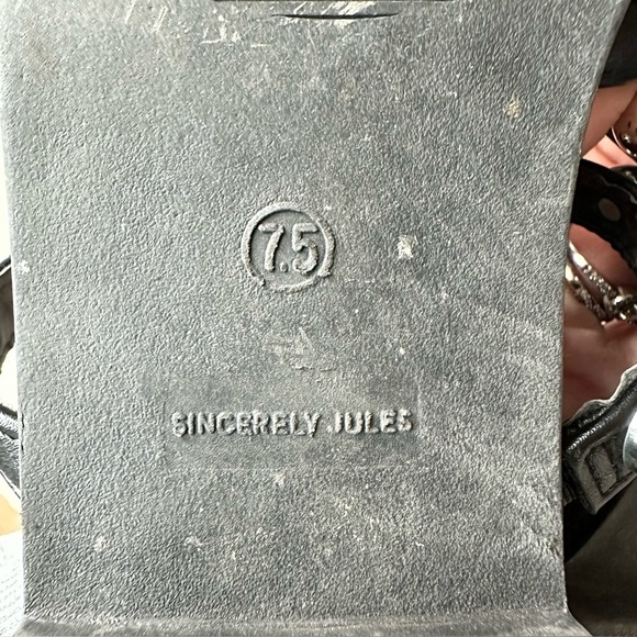 Sincerely Jules Black & Silver Slide
Sandals "Ventura" size‎ 7.5 - Picture 7 of 7